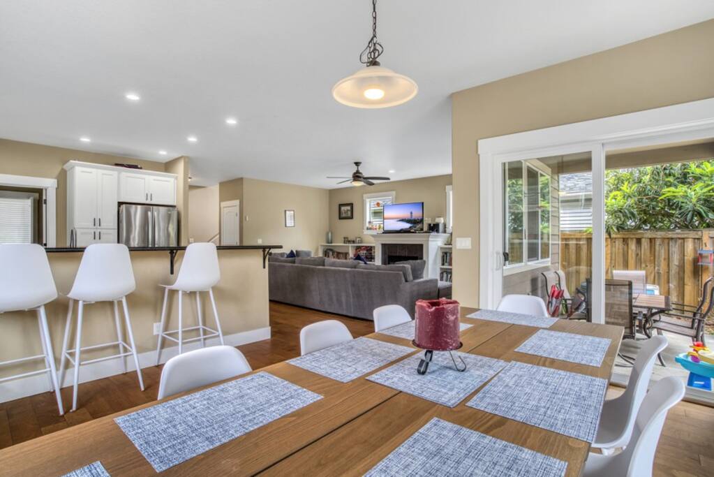 Dining area looking into living area 