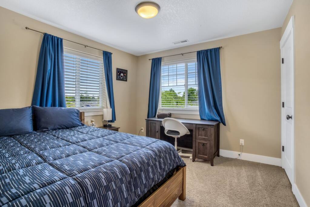 Bedroom 3 with queen bed 