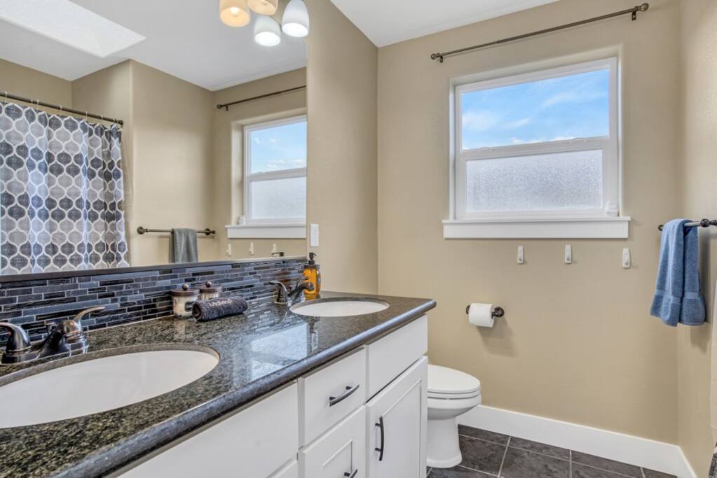 2nd bathroom upstairs 