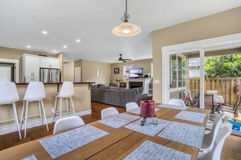 Spacious Walkable 4BR/3BA Free Parking, A/C!