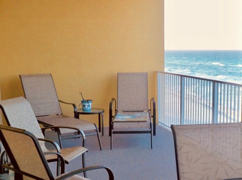 Private balcony (10'x28')