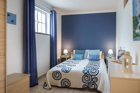 Blue room. Double bed.