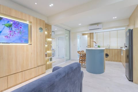 Bright, spacious & cosy living space with a smart TV (including Netflix)
