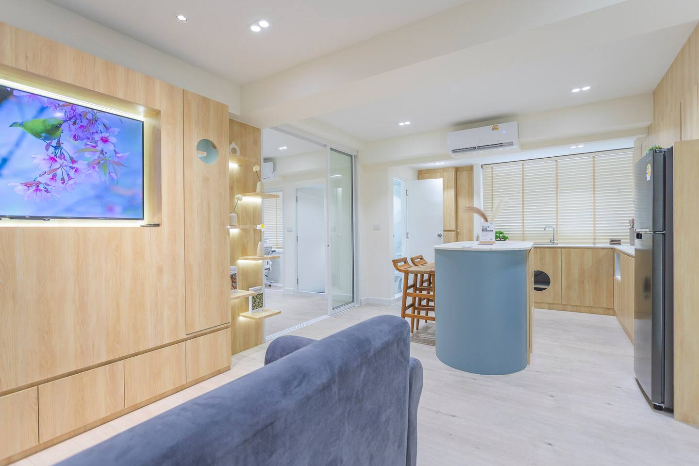 Bright, spacious & cosy living space with a smart TV (including Netflix)