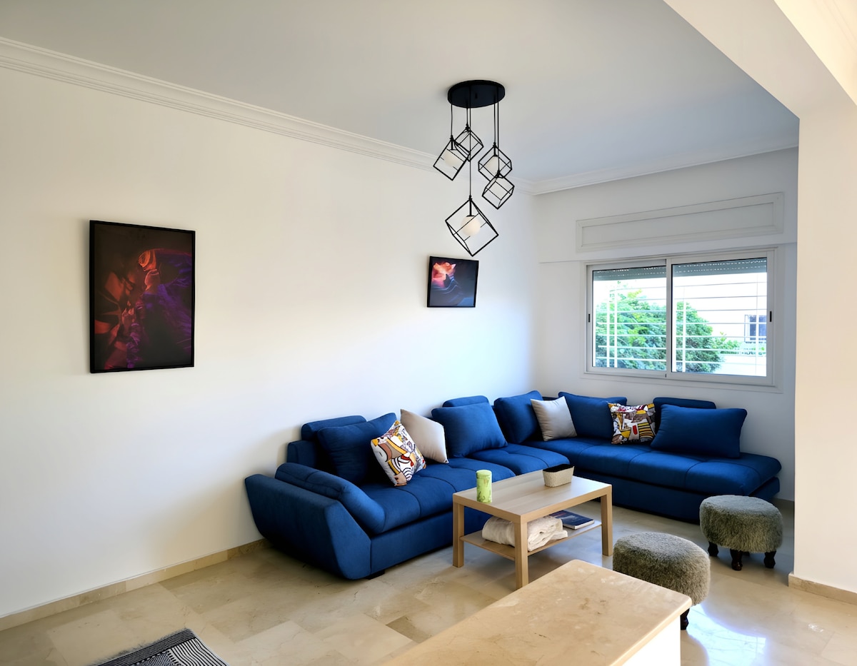 Salon moderne confortable avec décoration unique, artistique
