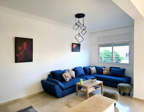 Salon moderne confortable avec décoration unique, artistique