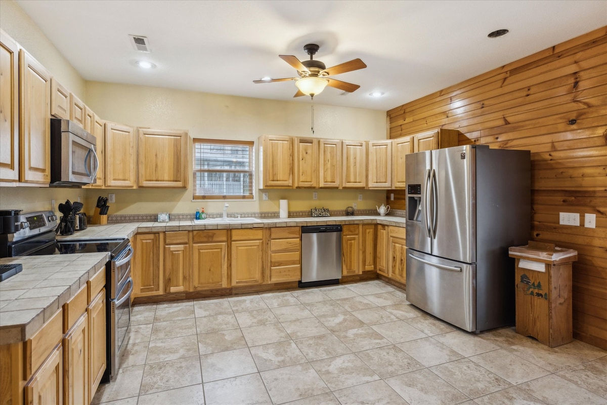 Kitchen: Bright and inviting space with stainless steel appliances and a spacious dining area!