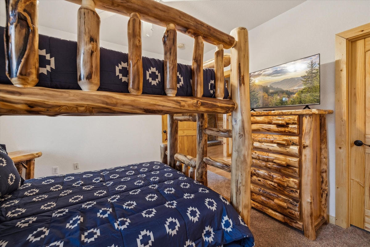 Bunk Room Retreat: Experience adventure with handcrafted log beds and stunning mountain views!