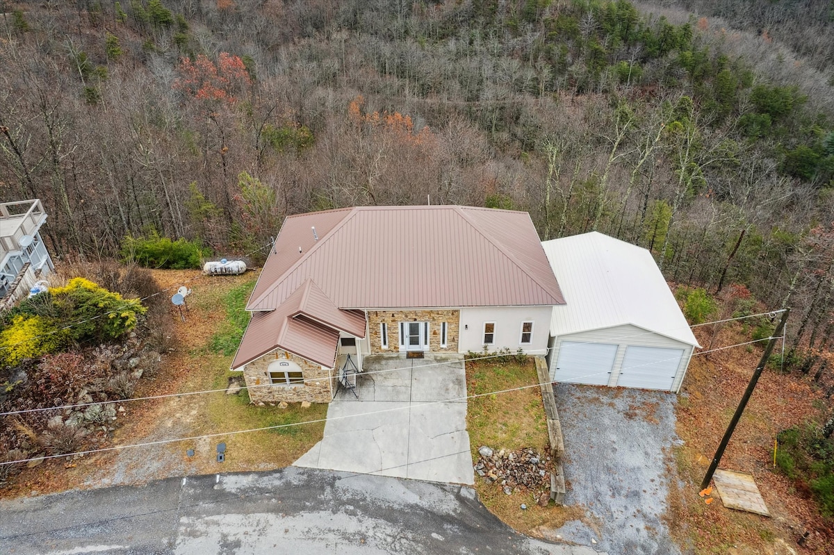 Enjoy mountain views and a welcoming façade for your Sevierville getaway!