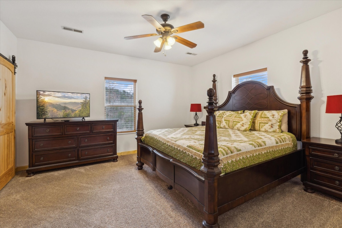 Primary Guest Bedroom: Elegant design with mountain views, perfect for restful nights and lazy mornings!