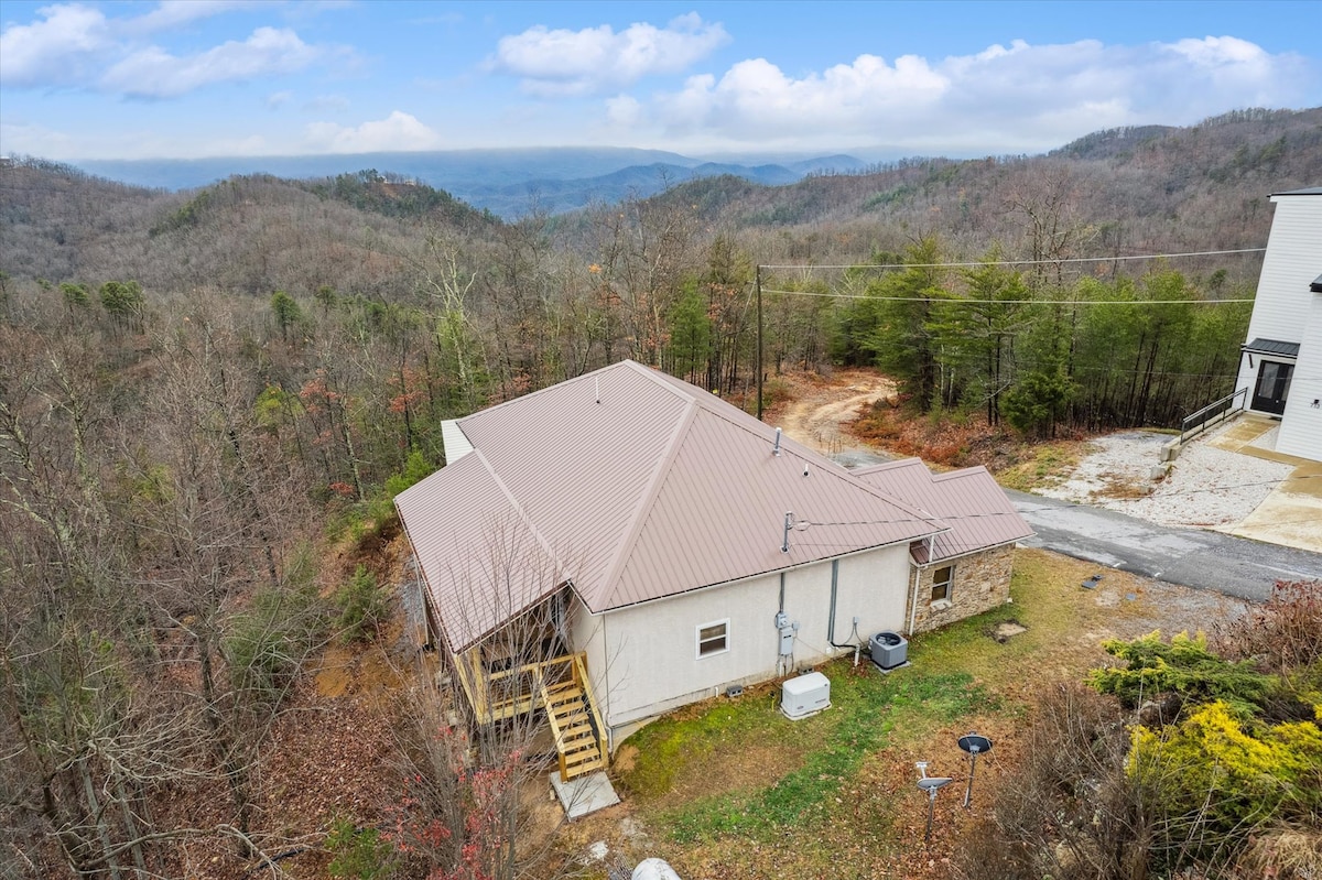 Hawk Nest/ Hot Tub, Fireplace, Jacuzzi image 25