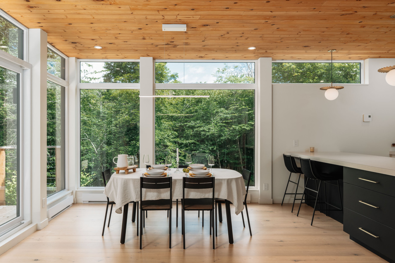 le-belvedere-scandinavian-style-nature-cottage/