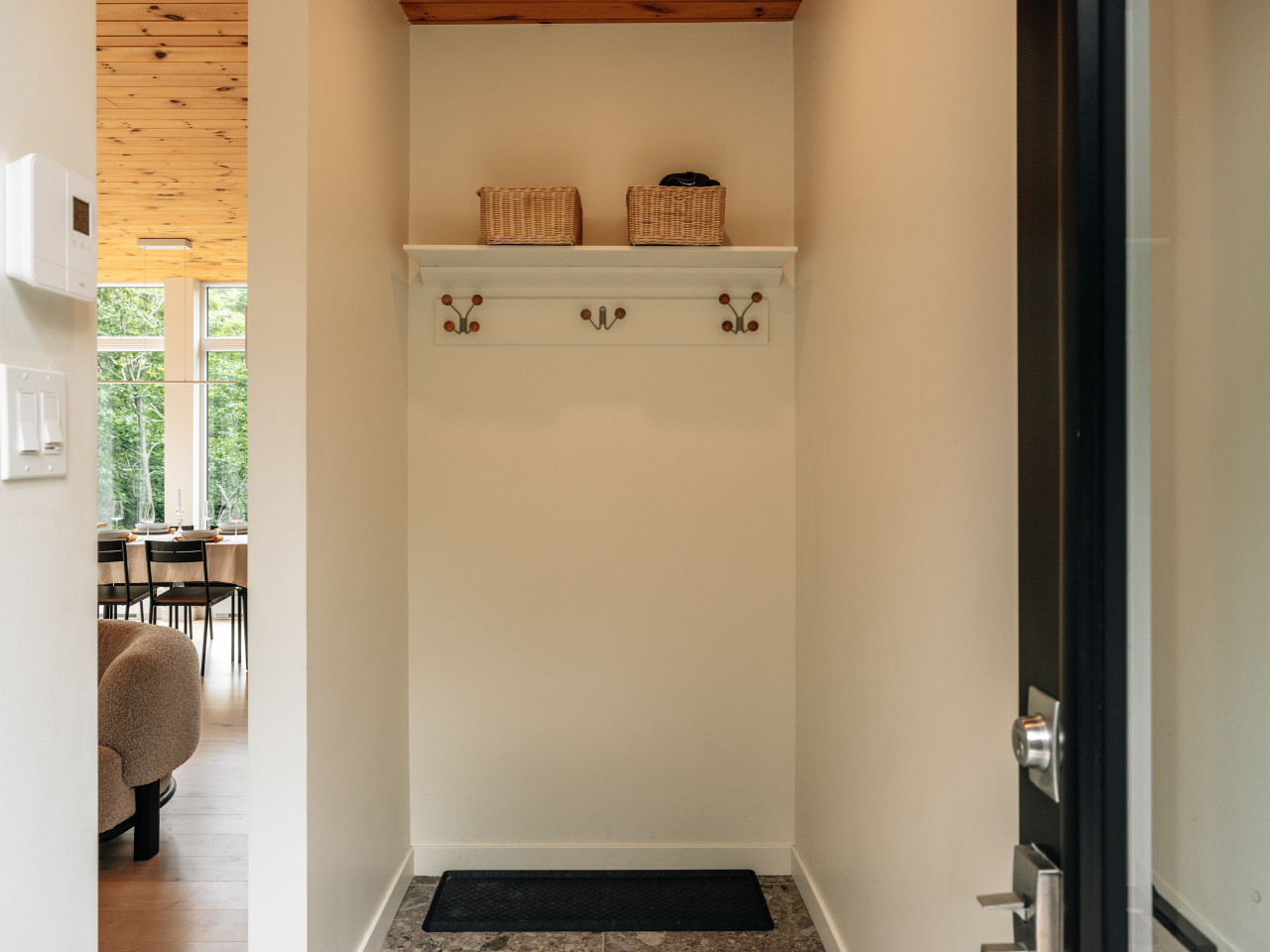 le-belvedere-scandinavian-style-nature-cottage/