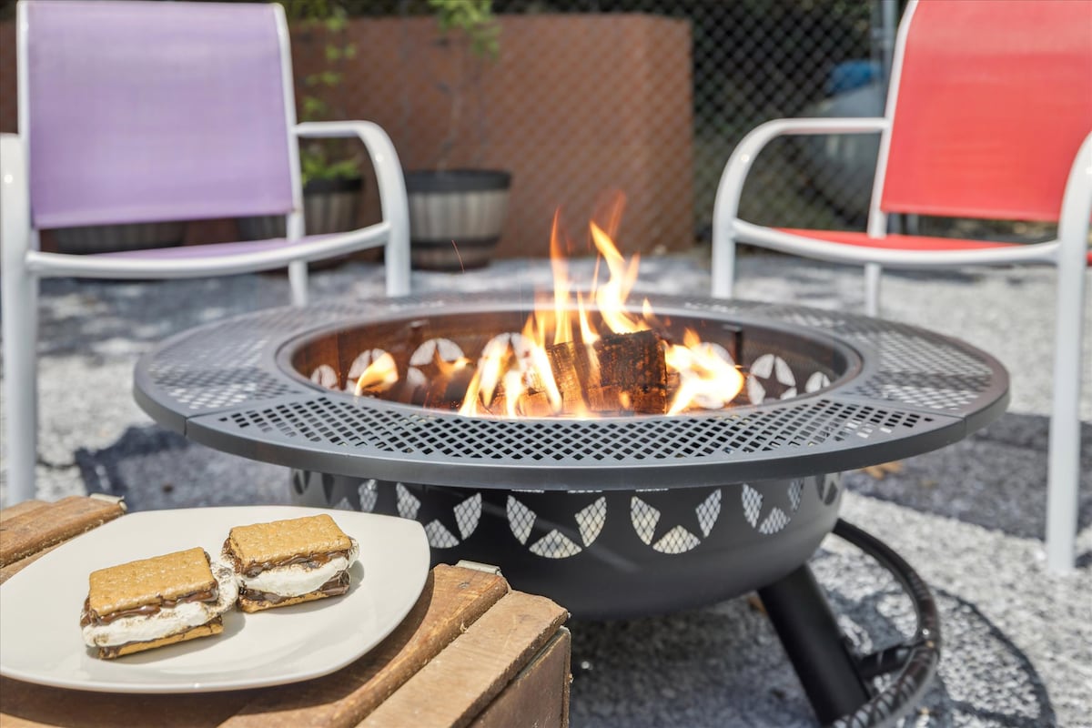 cozy-cottage-wev-charger-firepit-and-bed-swing/