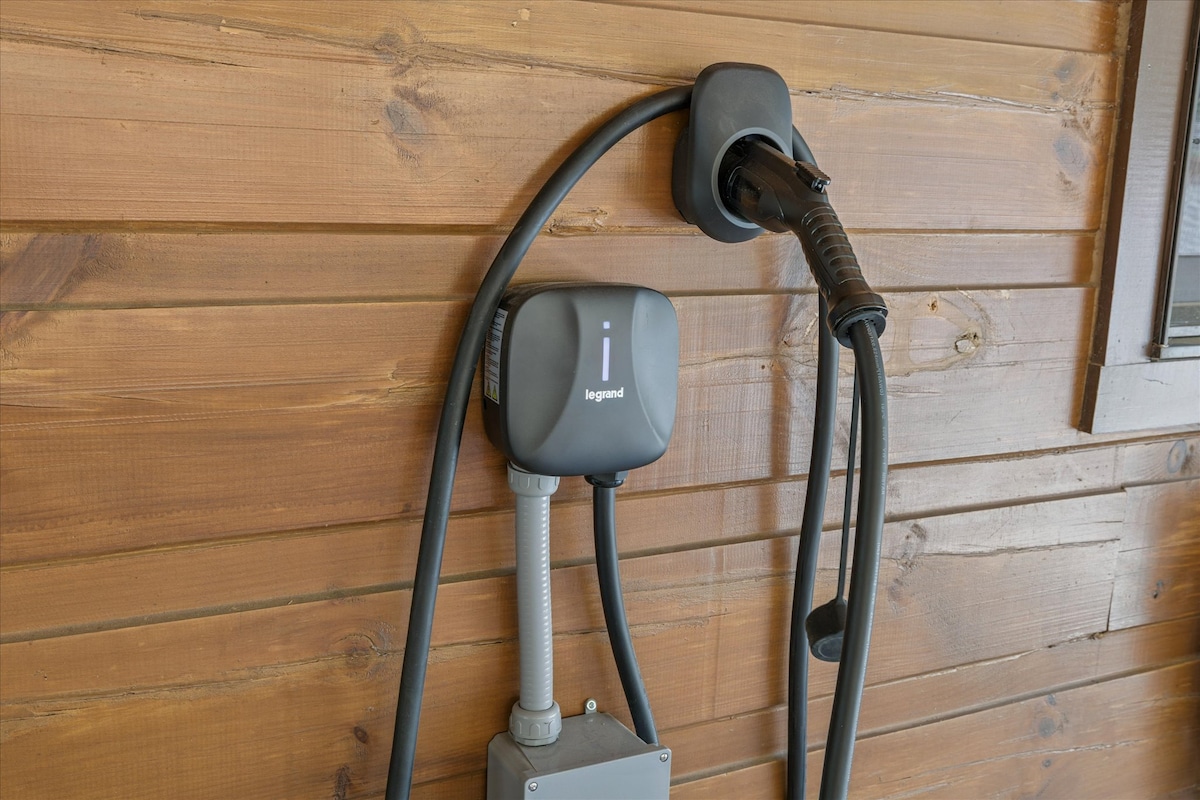 cozy-cottage-wev-charger-firepit-and-bed-swing/