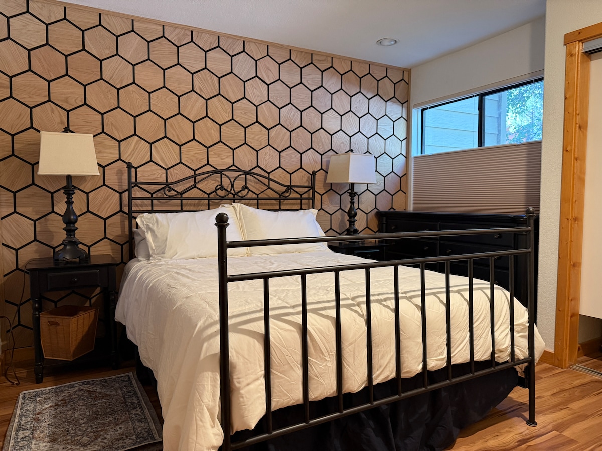 Charming mountain condo near Mammoth Creek image 5