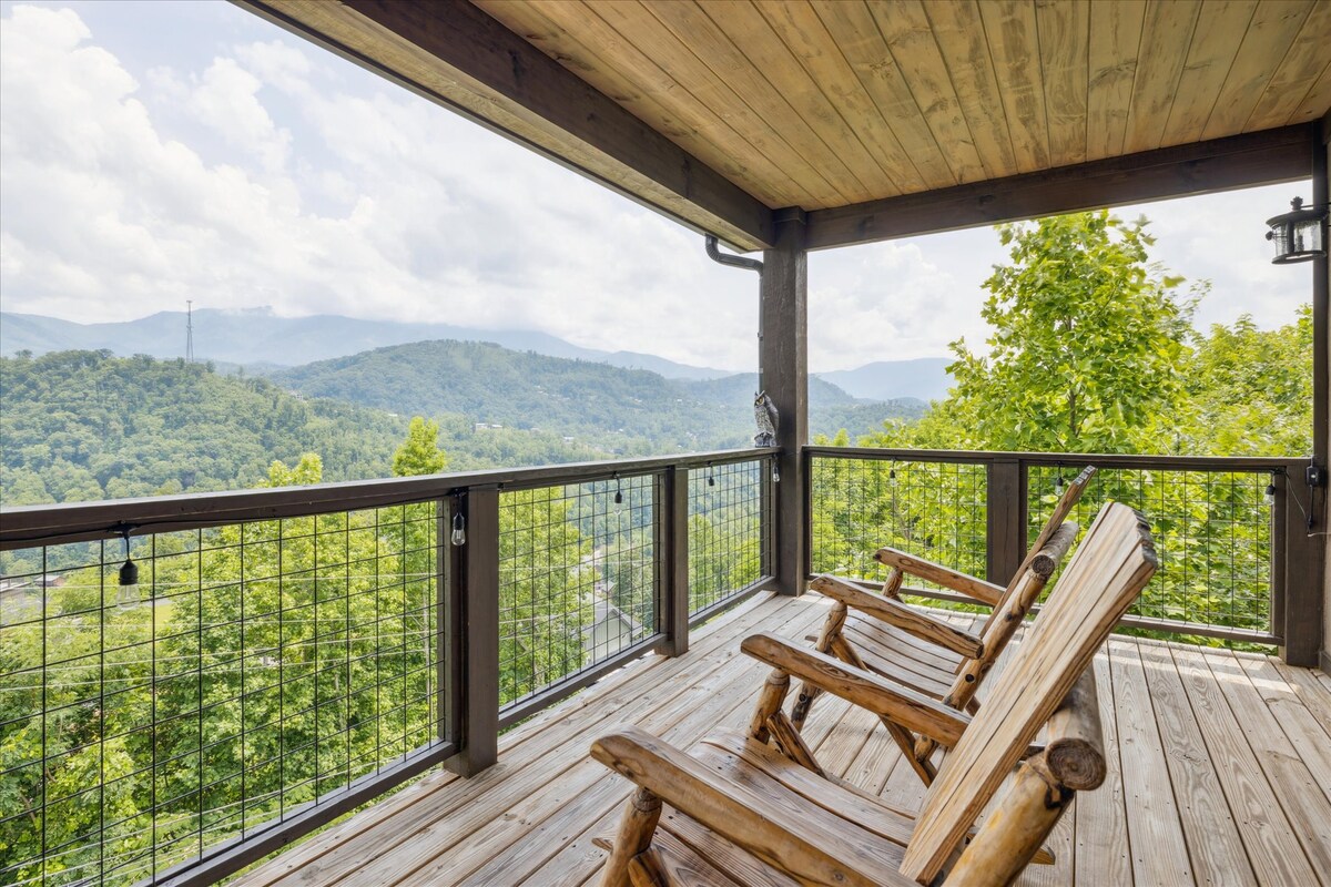 gorgeous-cabin-whot-tub-firepit-and-gameroom/