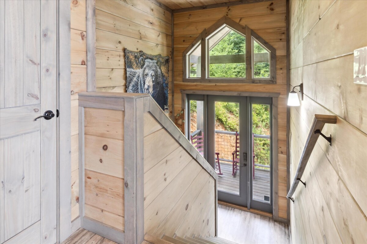 gorgeous-cabin-whot-tub-firepit-and-gameroom/