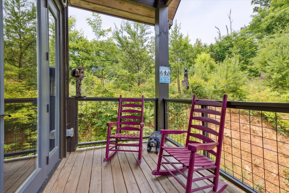 gorgeous-cabin-whot-tub-firepit-and-gameroom/