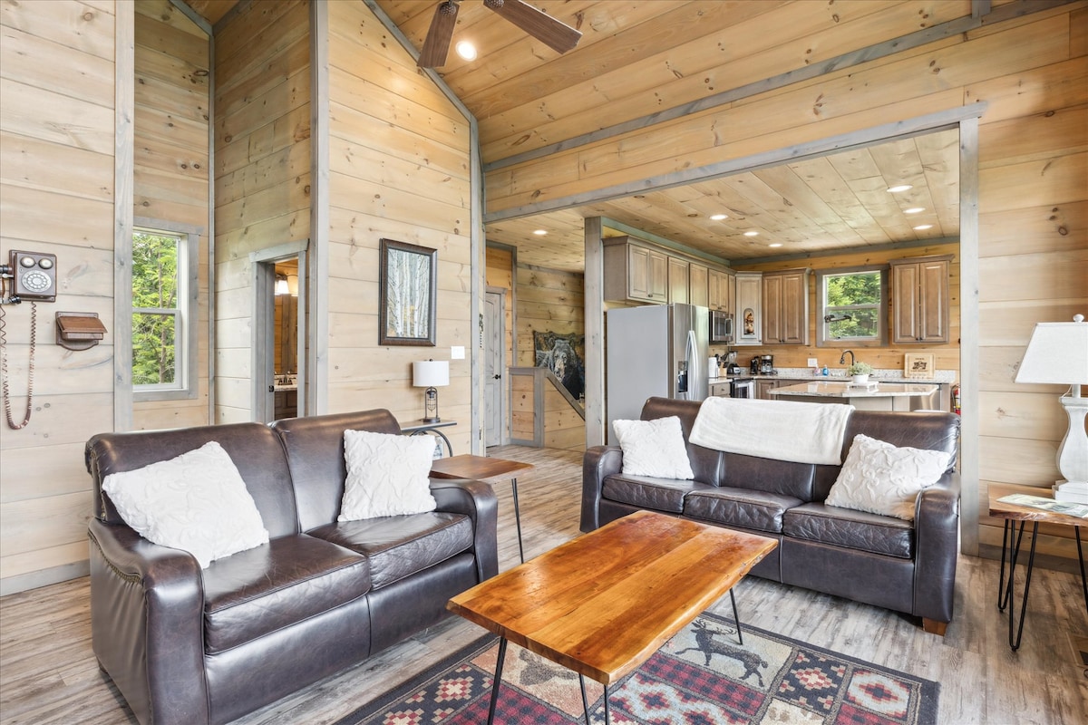 gorgeous-cabin-whot-tub-firepit-and-gameroom/