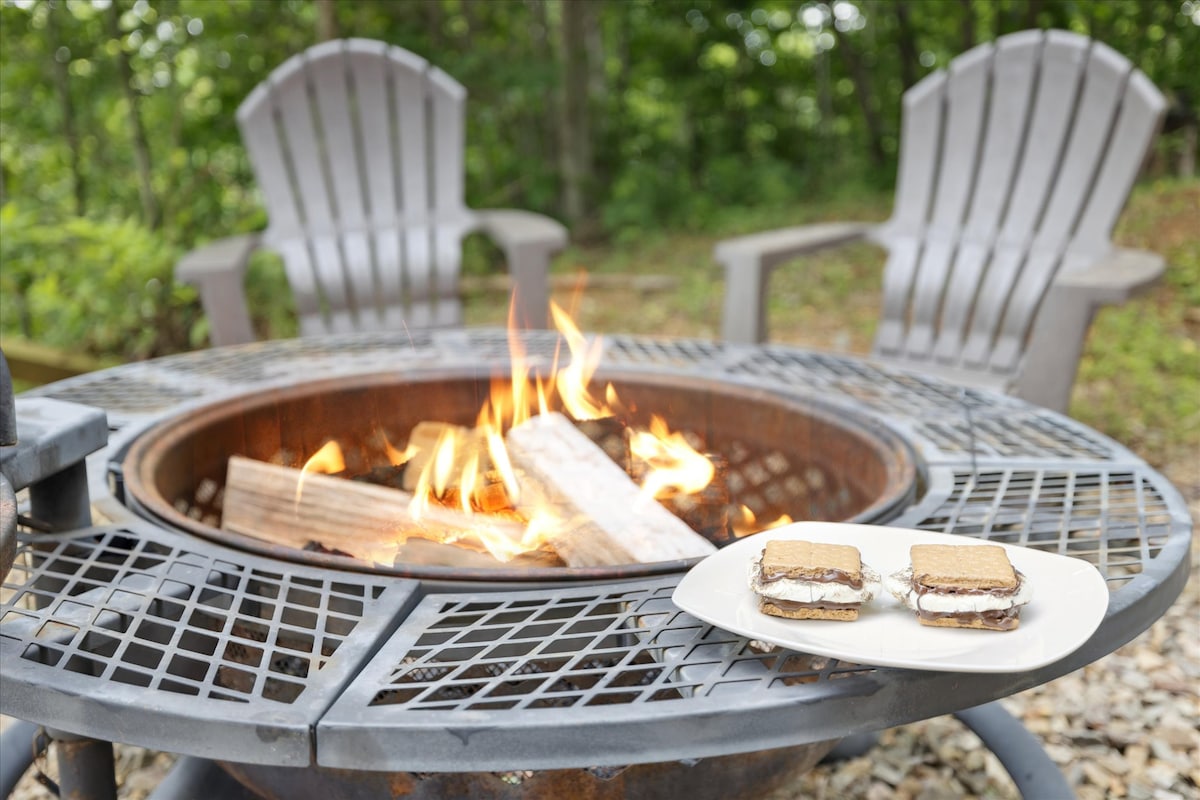 gorgeous-cabin-whot-tub-firepit-and-gameroom/