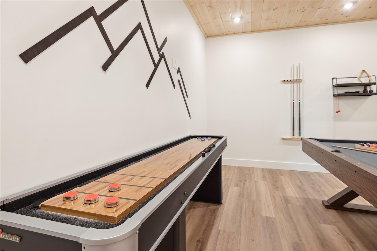 luxury-cabin-w-indoor-pool-hot-tub-and-game-room/