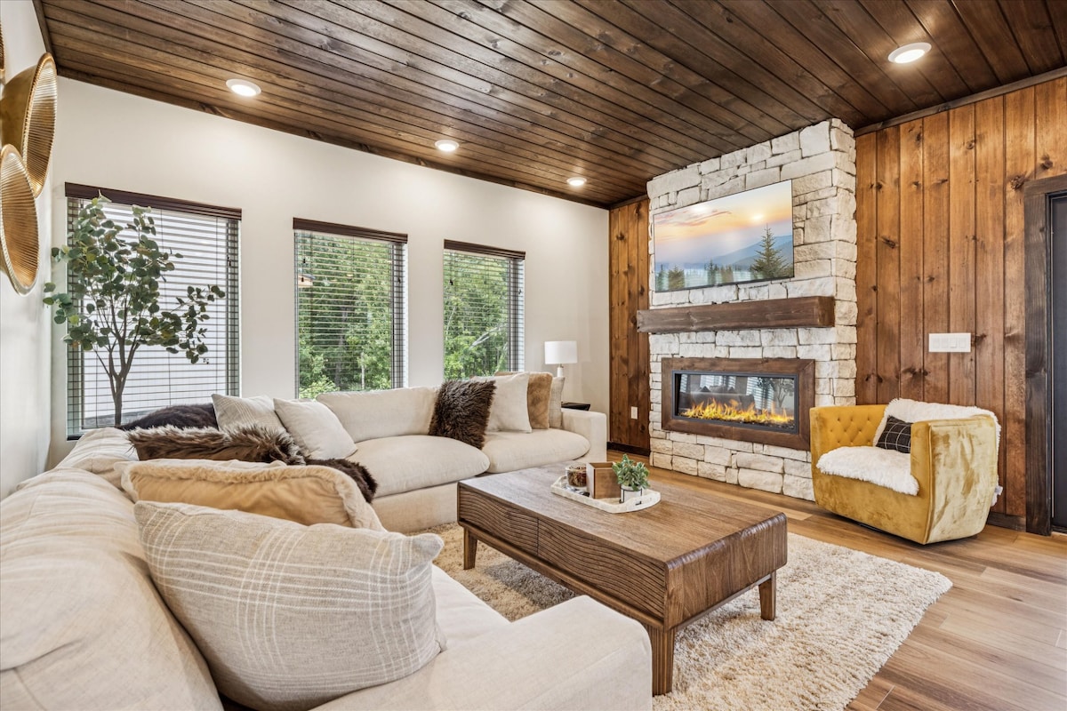 gorgeous-brand-new-home-wpool-game-room-hot-tub/