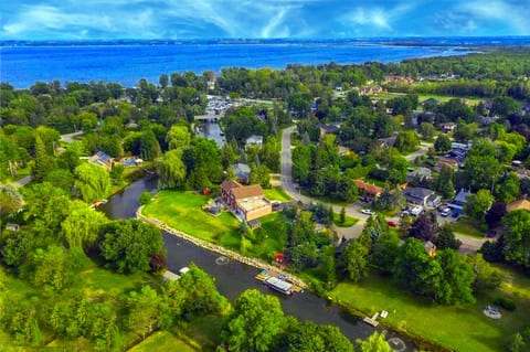 Lakefront Paradise! Relax at our cozy villa with a private dock on the backyard canal—ideal for fishing, kayaking, and paddleboarding. Just 500m to Lake Simcoe for endless water adventures!
