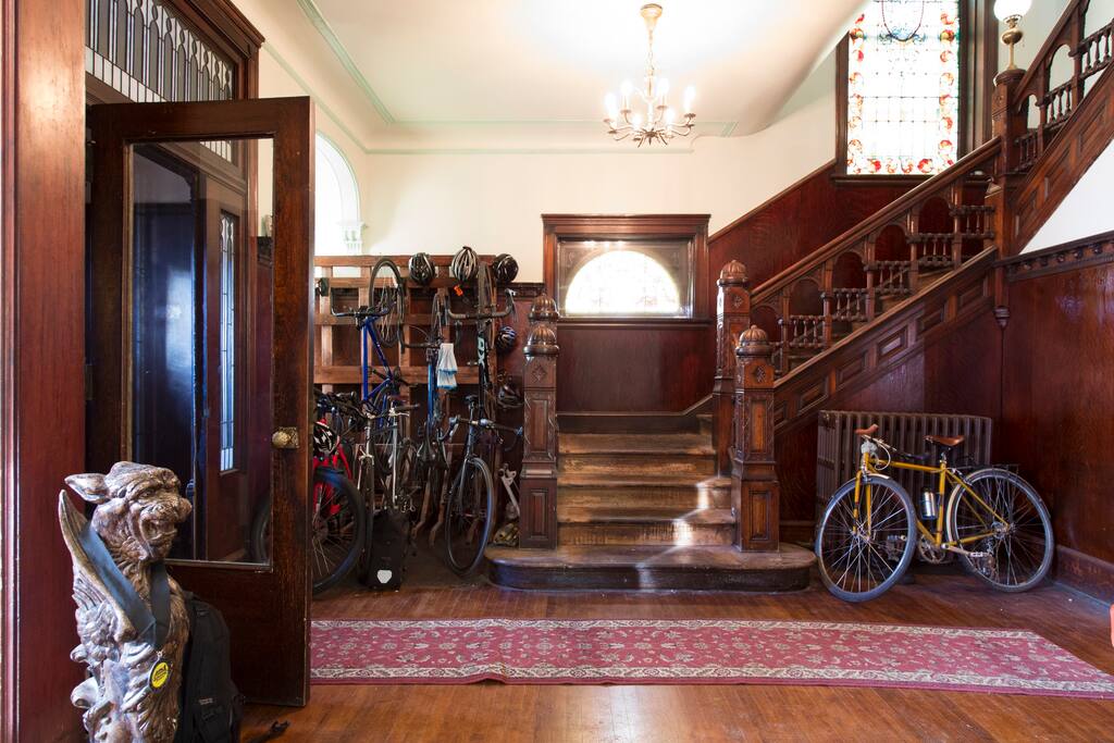 "Wine" Room - 1 block from train, Victorian Charm