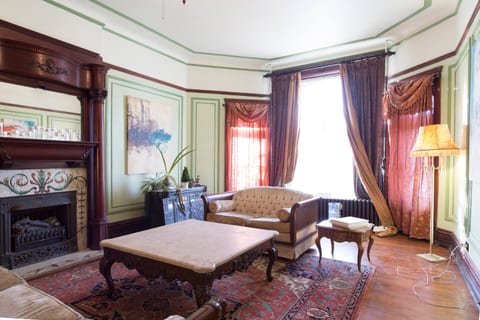 "Wine" Room - 1 block from train, Victorian Charm