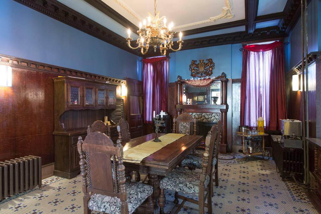 "Wine" Room - 1 block from train, Victorian Charm