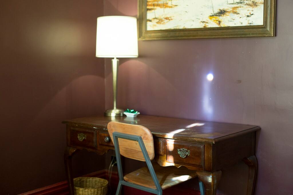 "Wine" Room - 1 block from train, Victorian Charm