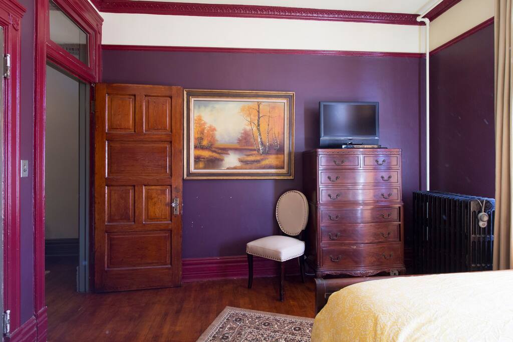 "Wine" Room - 1 block from train, Victorian Charm