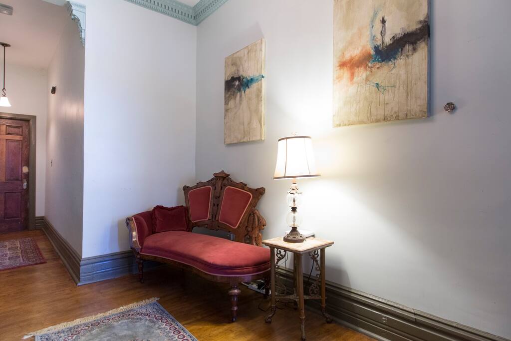 "Wine" Room - 1 block from train, Victorian Charm