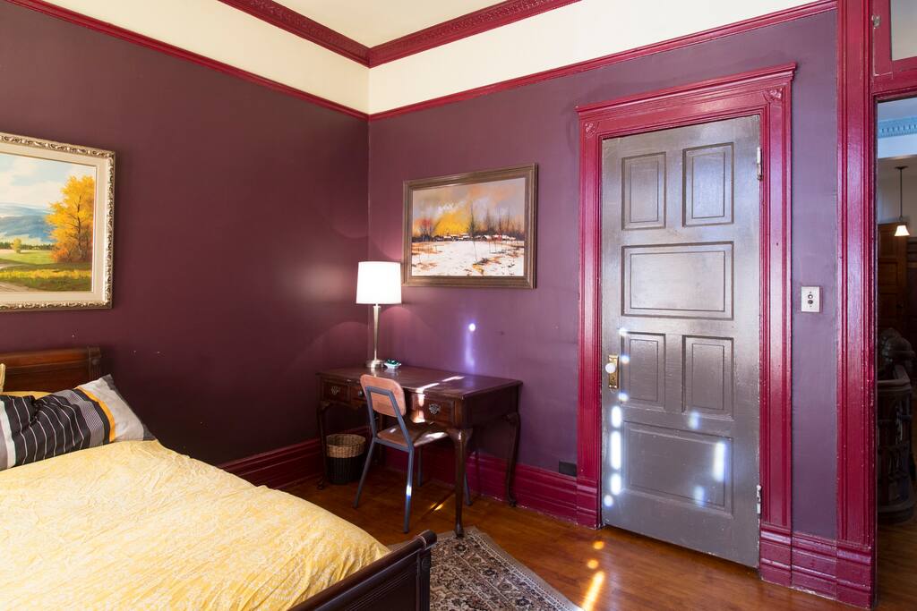 "Wine" Room - 1 block from train, Victorian Charm
