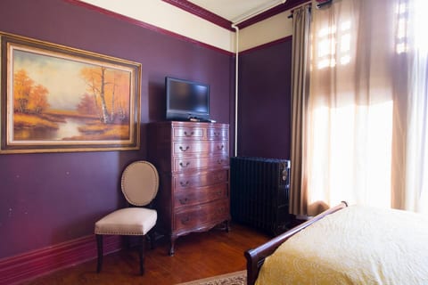 "Wine" Room - 1 block from train, Victorian Charm