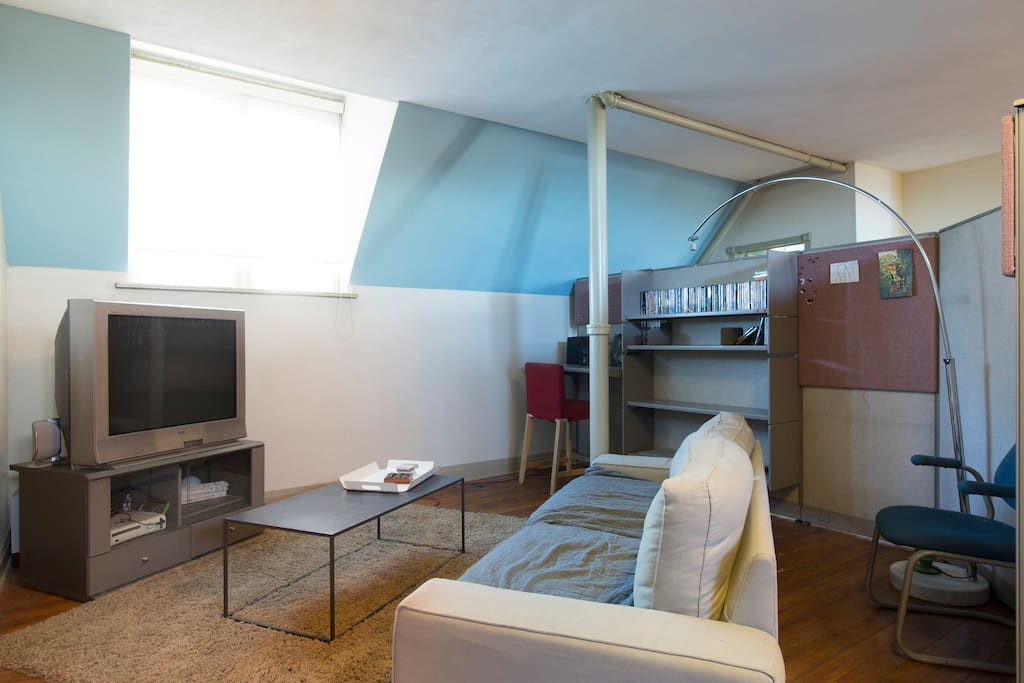 Green Room, Free Parking, King Bed, 1 Block to CTA
