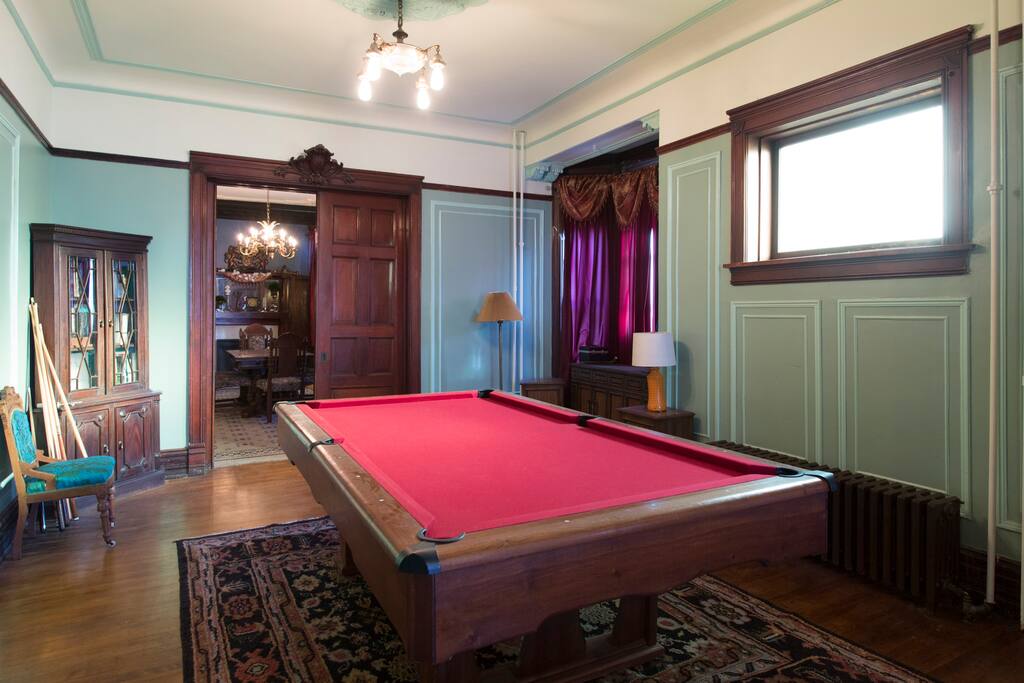 Green Room, Free Parking, King Bed, 1 Block to CTA