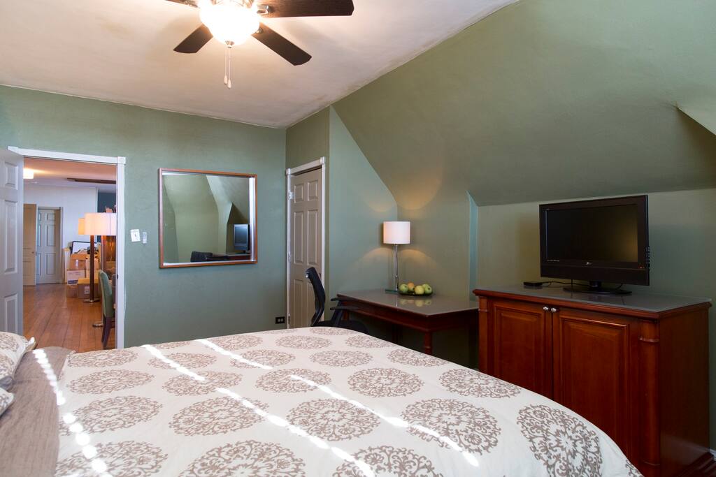 Green Room, Free Parking, King Bed, 1 Block to CTA