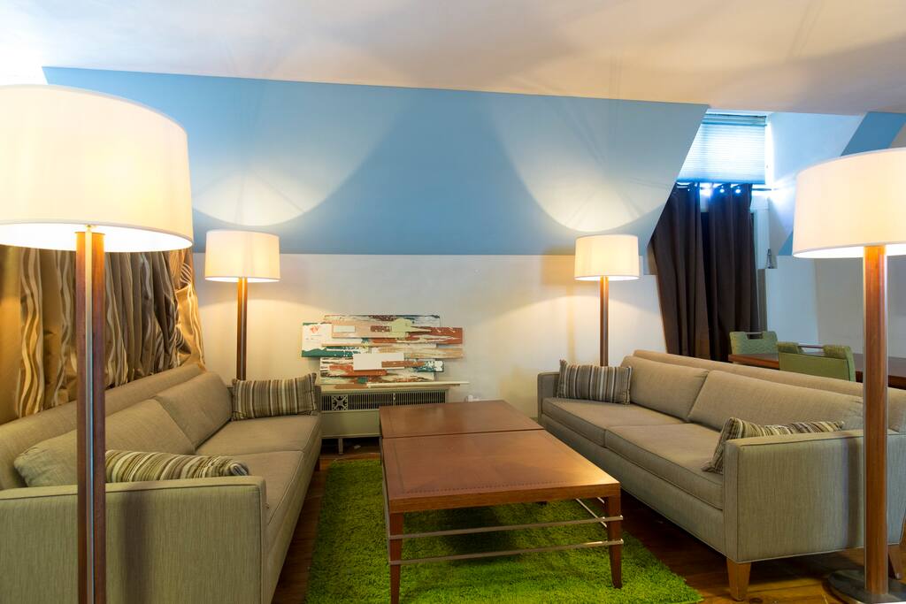 Green Room, Free Parking, King Bed, 1 Block to CTA