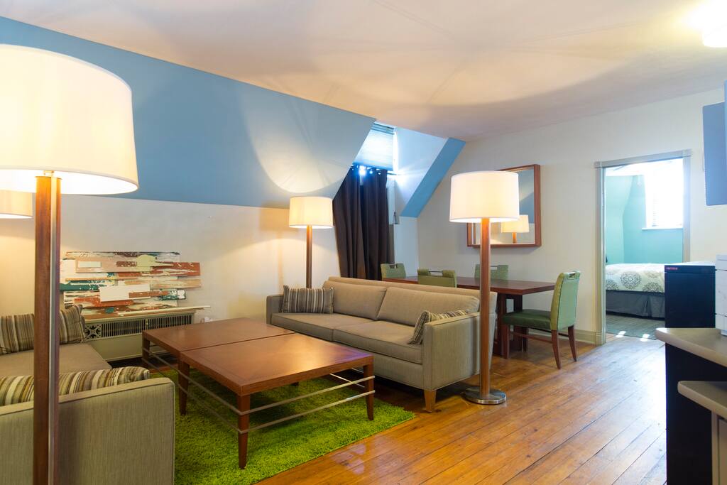 Green Room, Free Parking, King Bed, 1 Block to CTA