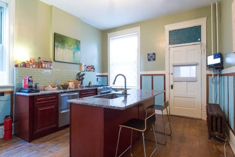 Green Room, Free Parking, King Bed, 1 Block to CTA