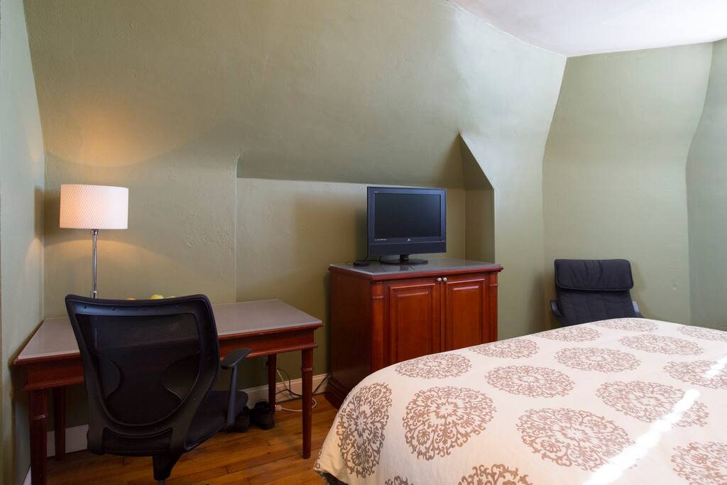 Green Room, Free Parking, King Bed, 1 Block to CTA