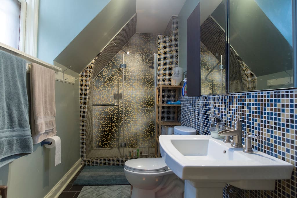 Celestial Room - 20 Min to Downtown, Free parking