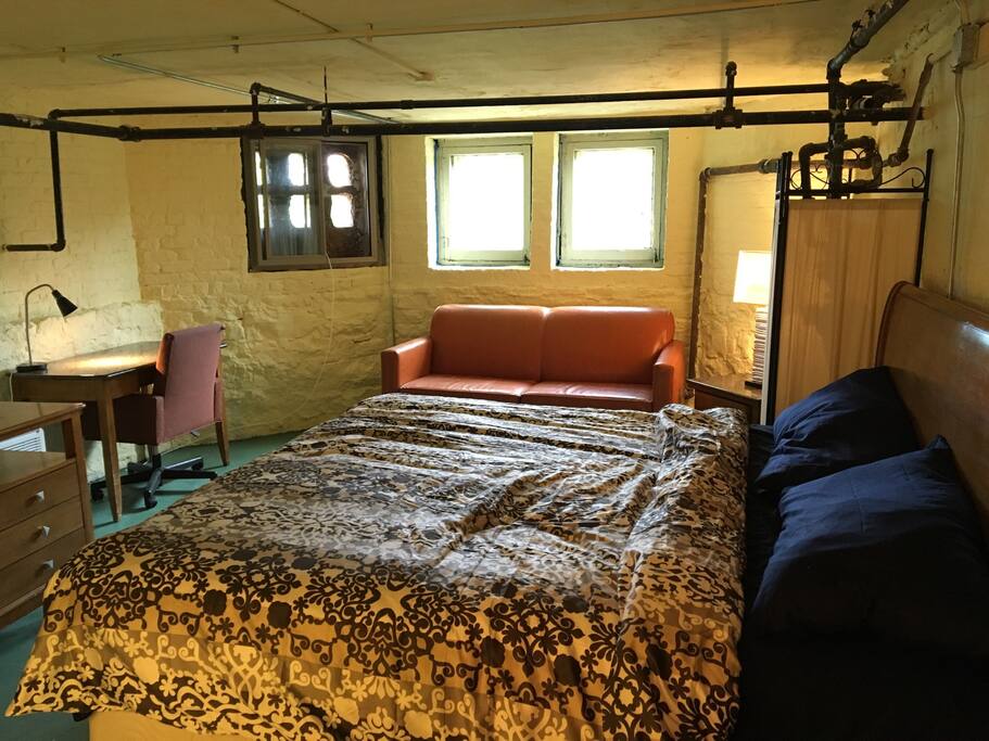 Garden Room - King Bed, Sofa Bed, 1 Block to Train