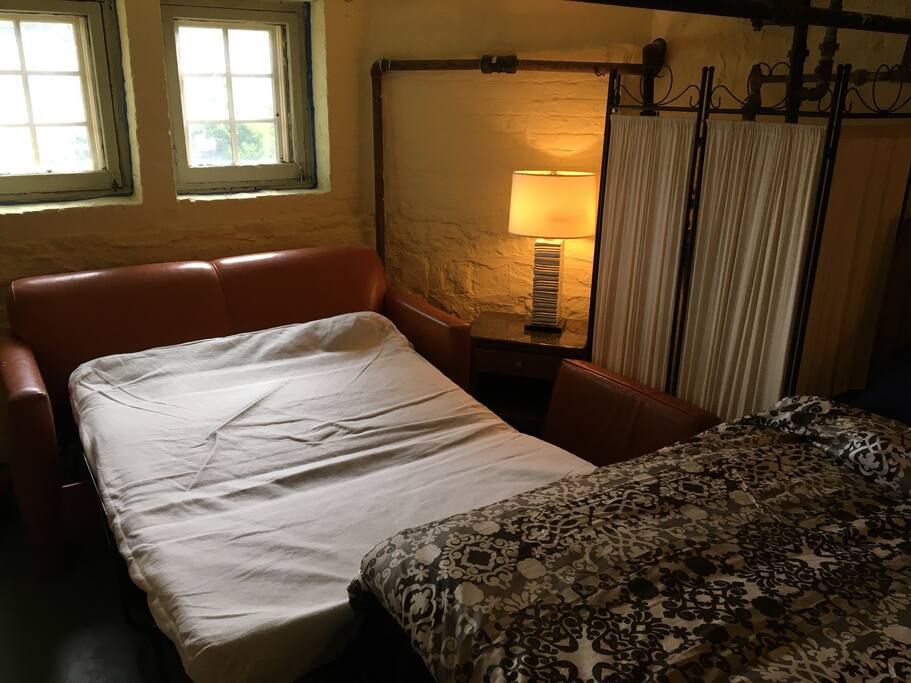 Garden Room - King Bed, Sofa Bed, 1 Block to Train