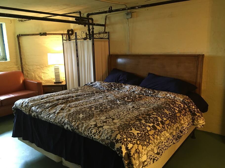 Garden Room - King Bed, Sofa Bed, 1 Block to Train