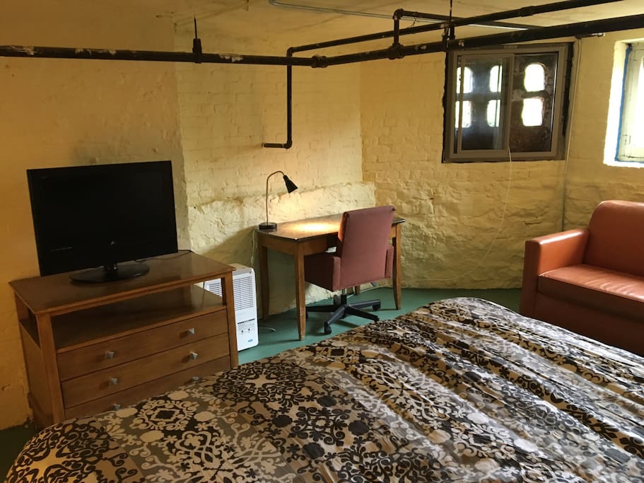 Garden Room - King Bed, Sofa Bed, 1 Block to Train