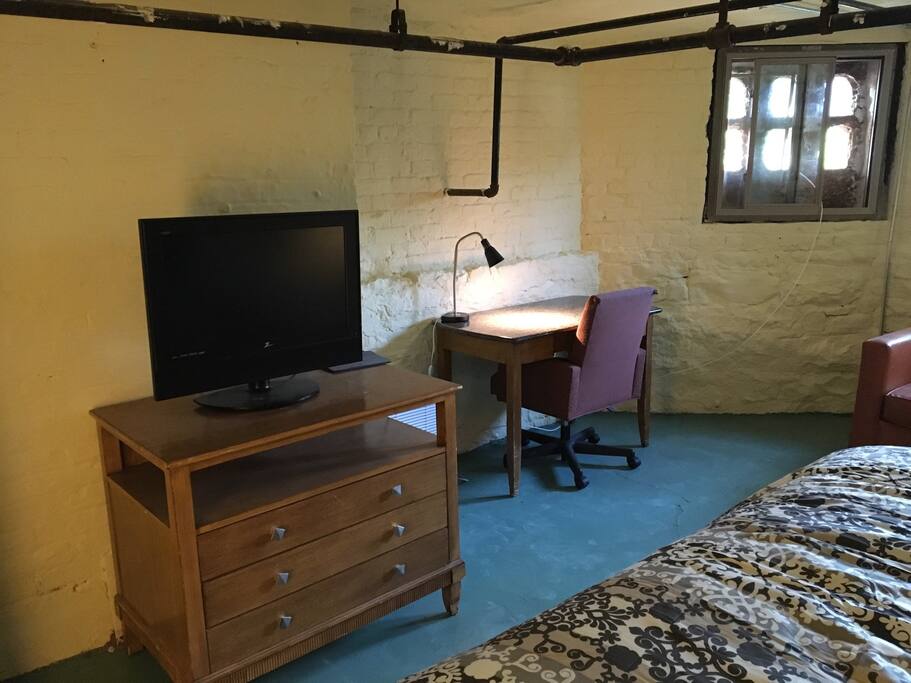 Garden Room - King Bed, Sofa Bed, 1 Block to Train