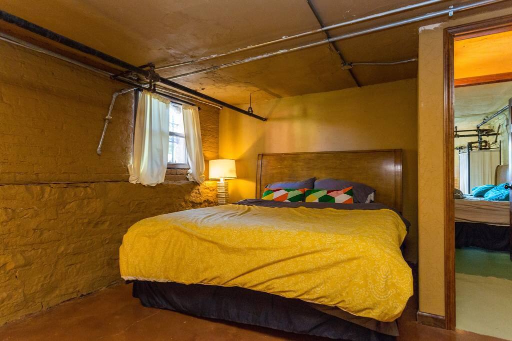 Egyptian Room - Free Parking, 1 block to CTA